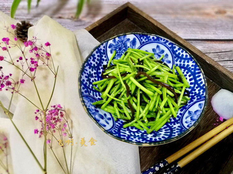 芦蒿炒邵稼楼酱菜丝的做法