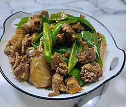 青椒焖鸭的做法