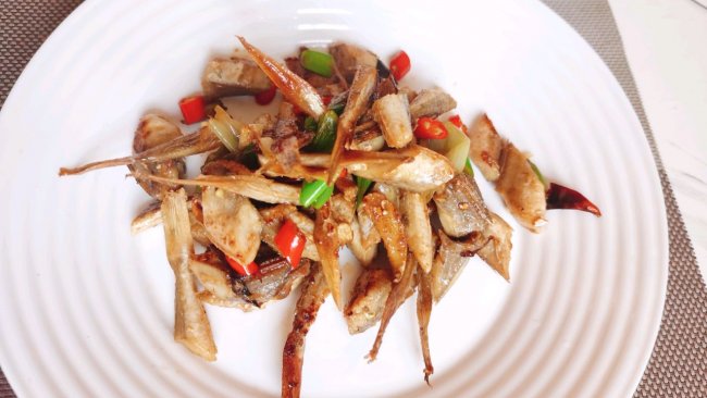 减脂：椒香小咸鱼的做法