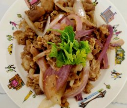论如何快速地吃上午饭～洋葱炒羊肉卷的做法