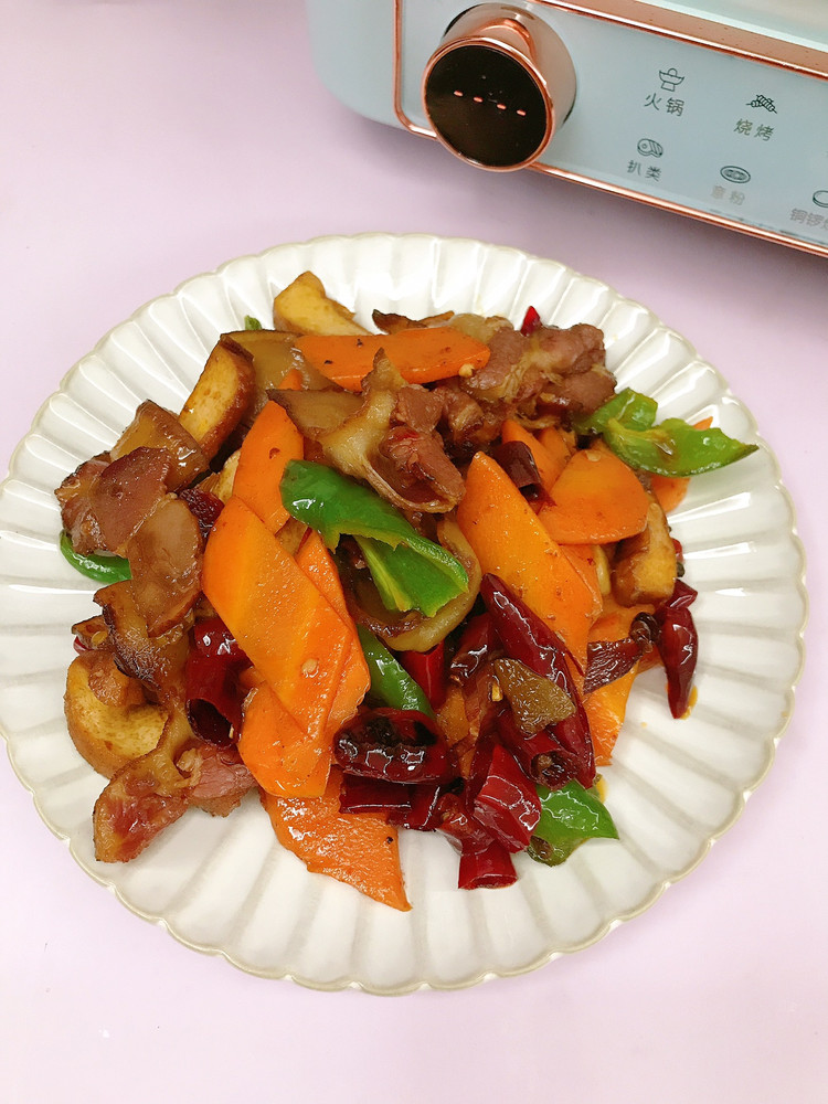 胡萝卜炒腊肉的做法