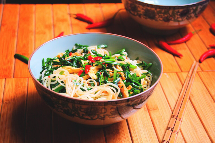 韭菜鸡蛋拌米粉的做法