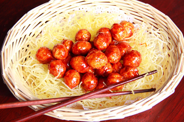 过年就要拔丝金蛋的做法