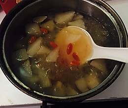 银耳百合枸杞炖梨的做法