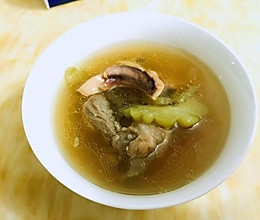 苦瓜墨鱼排骨汤的做法