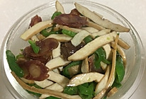 青椒香干炒腊肠的做法