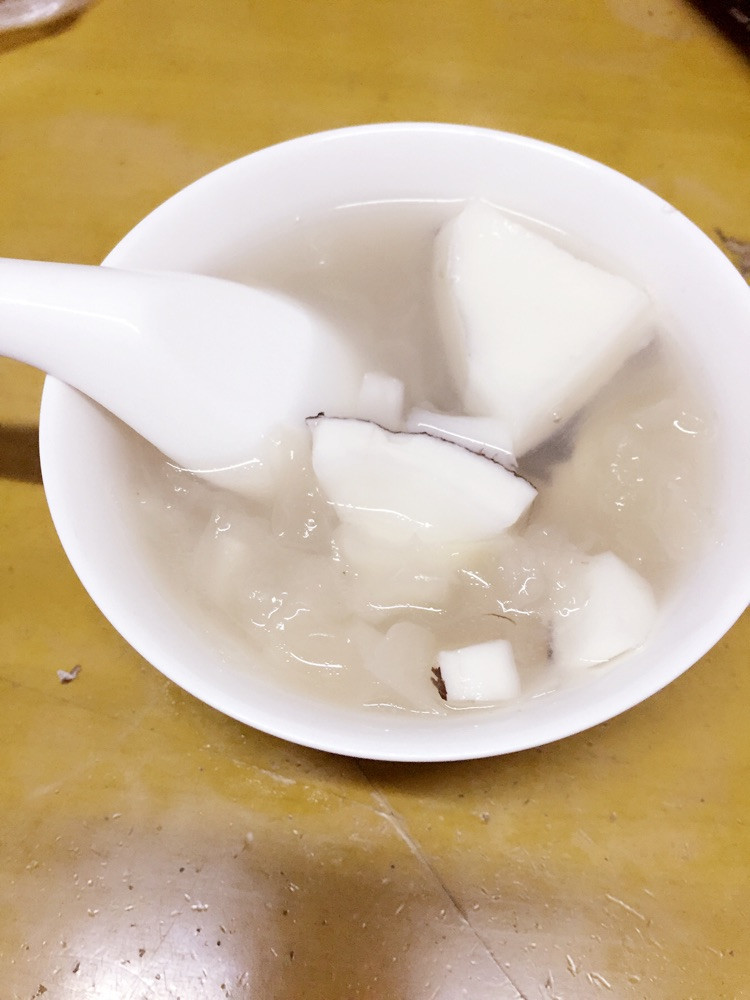 椰肉银耳汤的做法