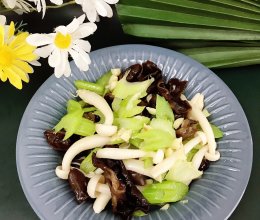 西芹炒木耳的做法
