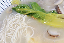 过年是不是都吃腻啦～低脂清汤面的做法