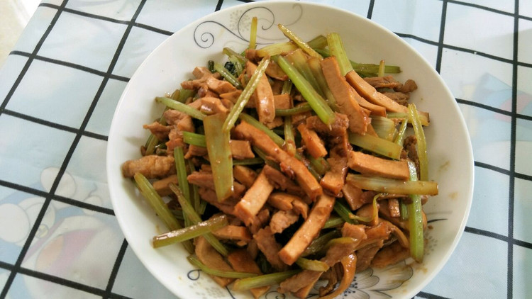 芹菜肉丝炒香干的做法