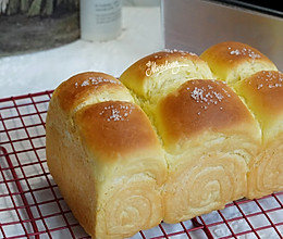 #餐桌上的春日限定#黄油炼乳小吐司的做法