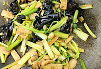 芹菜木耳炒鸡肉肠（火腿肠）的做法