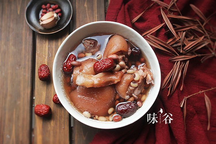 (强壯筋骨)花生猪脚筋汤的做法