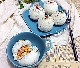 金枪鱼肉松饭团的做法