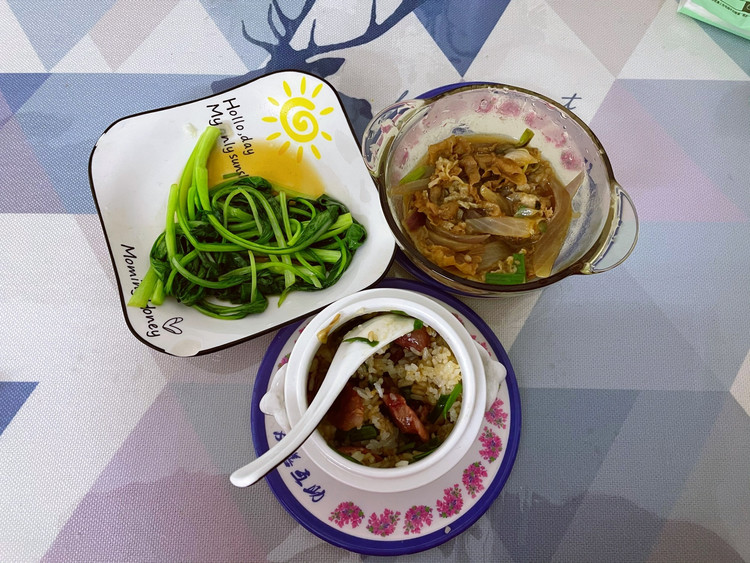 1人食（炖盅腊肠饭&洋葱肥牛）的做法
