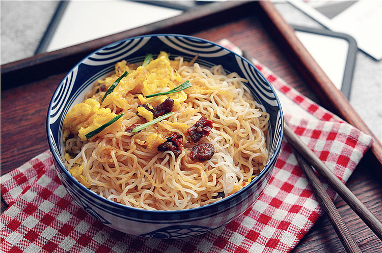 鸡蛋酱汁拌米粉的做法