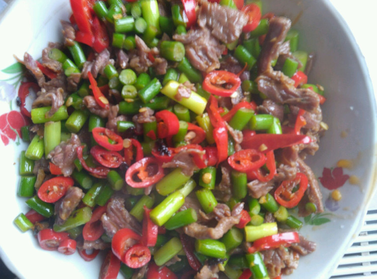 红椒蒜苔炒牛肉的做法