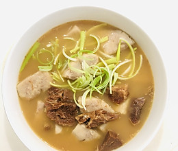 #美食新势力# 超级简单又快速美味的《红烧牛肉芋头汤》的做法