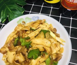 #味达美星厨X小厨中秋团圆宴#五花肉炒茭白的做法