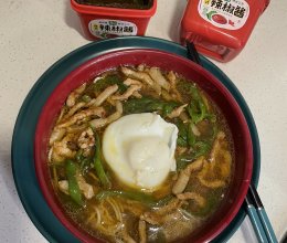 #暖冬酱在手，嗨吃部队锅#青椒肉丝面的做法