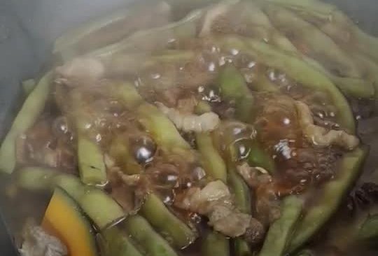 笨窝瓜，五花肉片炖豆角的做法