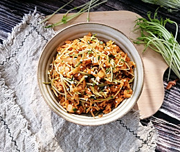 韩式泡菜炒饭-加了配菜和鱿鱼，真的很好吃！的做法