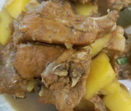 土豆炖排骨的做法