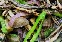 茄子青椒焖小鱼干的做法