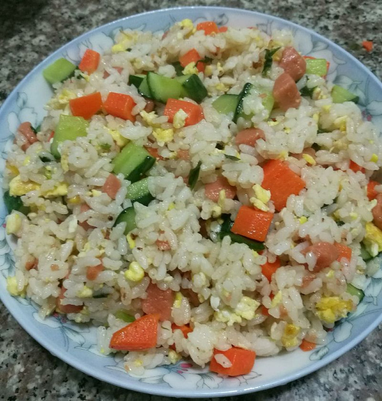 胡萝卜黄瓜火腿蛋炒饭的做法