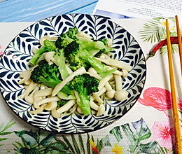 #童年不同样，美食有花样#西兰花炒白玉菇的做法