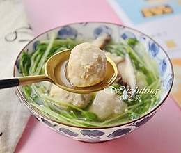#精品菜谱挑战赛#豌豆苗菌菇丸子汤的做法