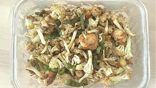 鸡腿肉丁炒菜花的做法