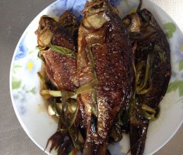河鲫鱼烤葱的做法