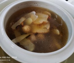 猪颈骨炖雪梨海底椰的做法