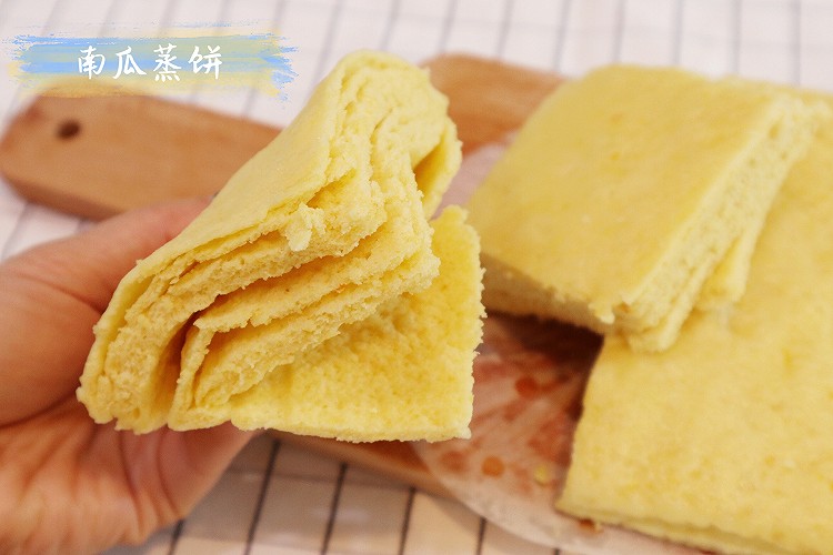【多层南瓜蒸饼】这个南瓜蒸饼有9层，它是这样叠出来的的做法