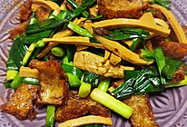 美味青蒜烩油炸猪皮的做法