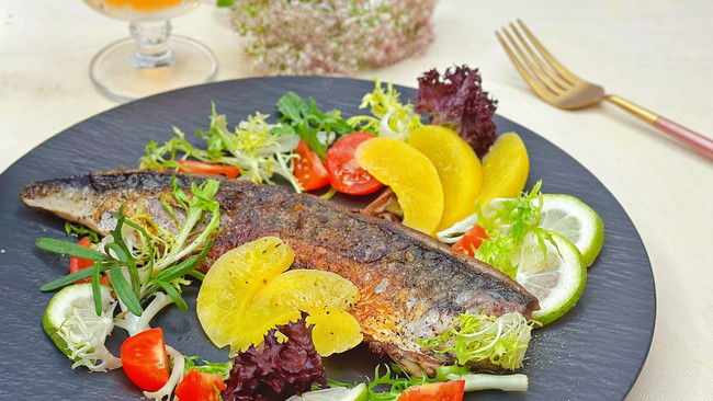 #秋天的第一条挪威青花鱼#香煎青花鱼佐时蔬的做法