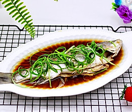 鲜美无比的粤式清蒸鲈鱼#网红美食我来做#的做法