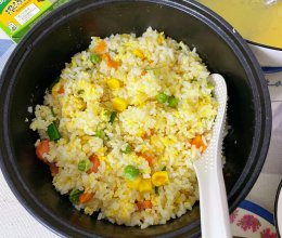什锦炒饭—胡萝卜玉米青豆粒火腿蛋炒饭的做法
