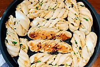 #餐桌上的春日限定#生煎香葱肉松小花卷的做法