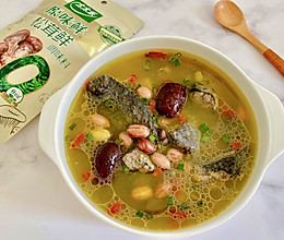 #厨房的鲜香秘诀，太太乐松茸鲜，一餐一筷见鲜香#滋补乌鸡汤的做法