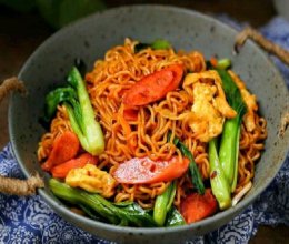 火腿炒方便面的做法