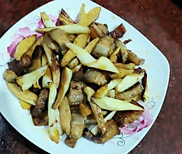 五花肉炒茭白的做法