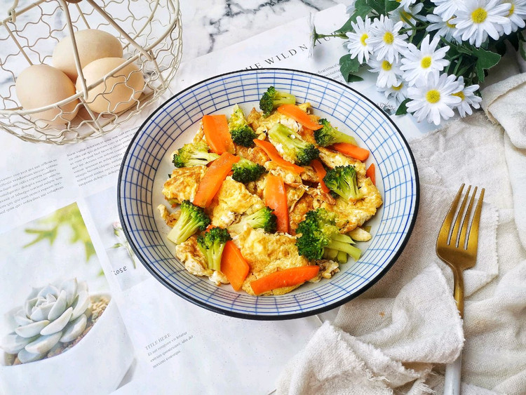 西兰花炒鸡蛋的做法