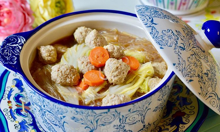 今天想喝汤：肉丸蔬菜粉丝汤的做法