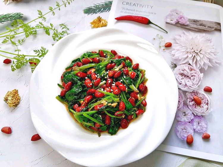 菠菜拌花生米的做法