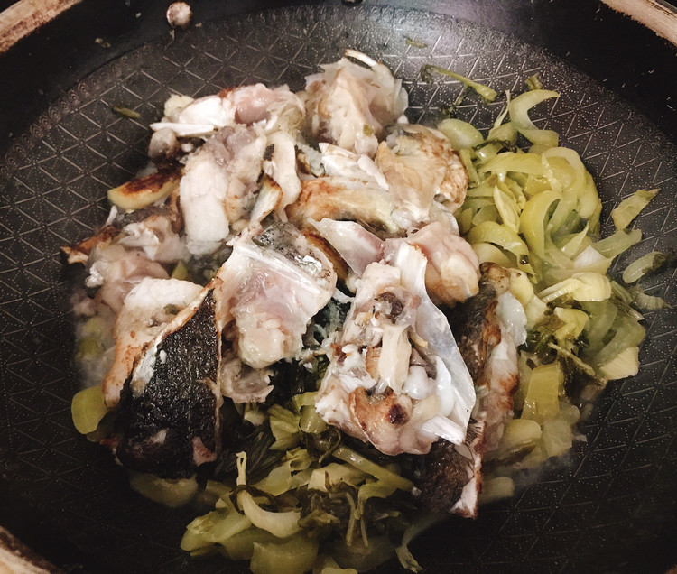 鱼头焖酸菜的做法