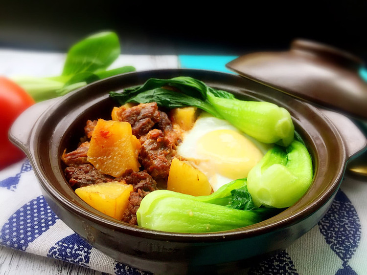 土豆牛腩煲仔饭的做法