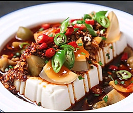 一大盘都不够吃的皮蛋豆腐的做法