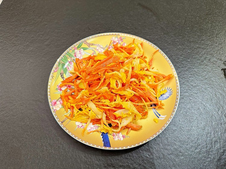 胡萝卜蟹柳炒蛋的做法